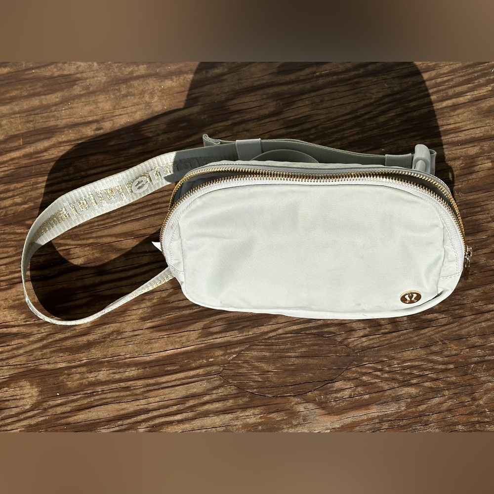 Lululemon Athletica Gray White Gold Glitter Crossbody Everywhere Belt Bag 1L - Picture 13 of 16